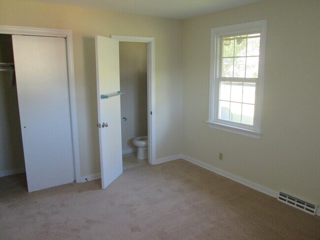 Building Photo - 3 bedroom, 1.5 bathroom brick rancher with...