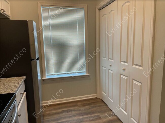 Building Photo - 206 Dove Pl