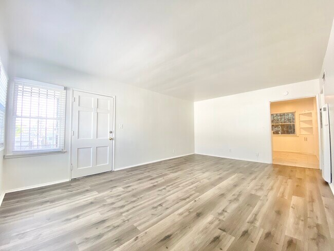 Foto del edificio - 2111 W Florence Ave