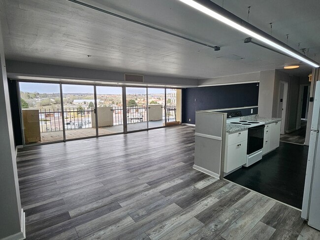 Building Photo - 411 Lakewood Cir