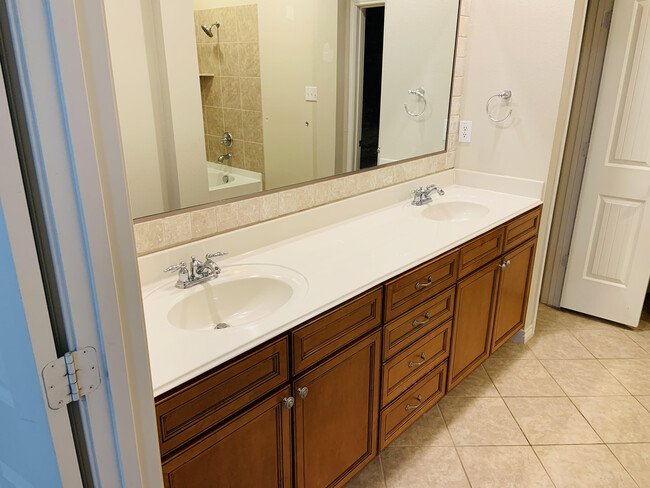 Master bathroom double vanity - 1020 Texas St