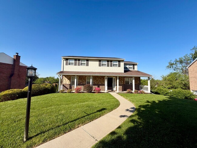 Foto del edificio - Modern Comforts Await: Spacious Rental with 2-Car Garage, Private Office, and Finished Basement w...