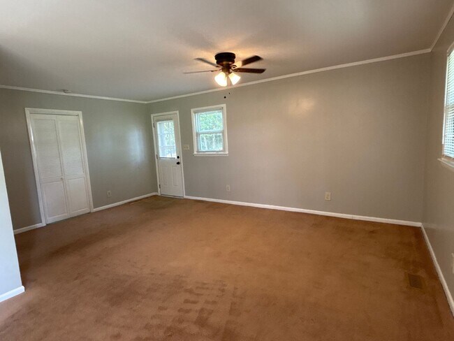 Foto del edificio - Spacious Brick Ranch Home with a Large Yard!