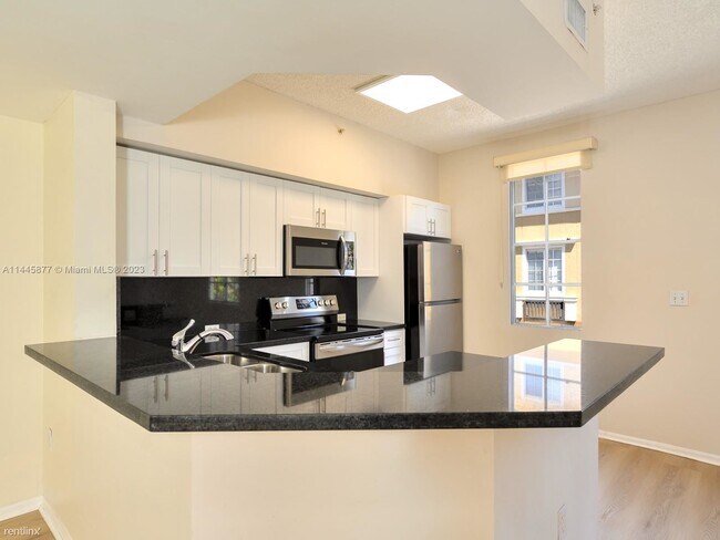 Building Photo - 3 br, 2 bath House - 2821 NE 185th St Apt 404