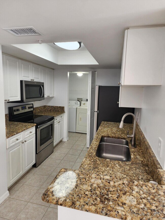 Foto del edificio - 400 Crestwood Ct S