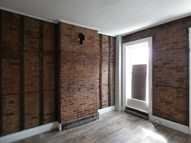 Building Photo - 1 Glen Ave