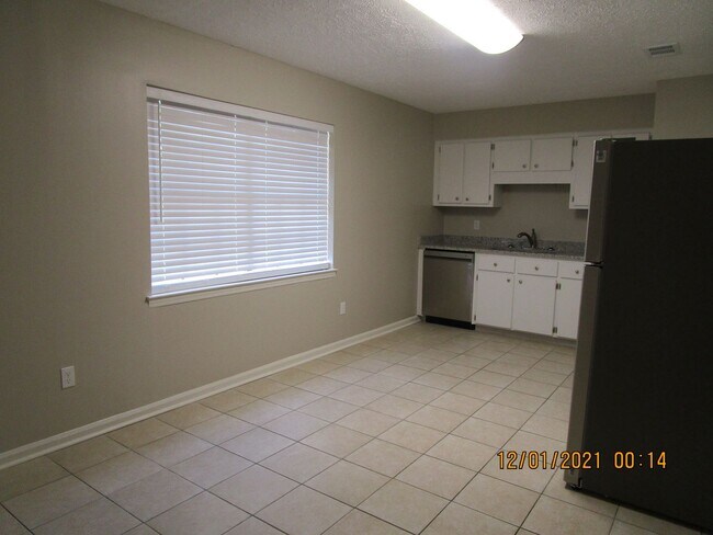 Building Photo - 738 E Pine Forest Dr