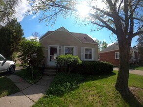 Building Photo - 2428 Oakshire Ave
