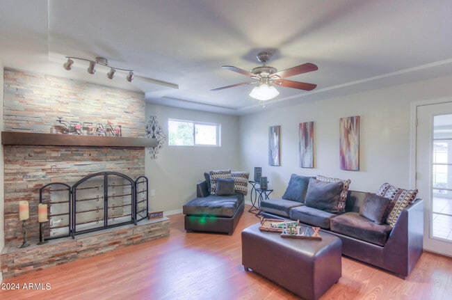 Building Photo - 40 E Balboa Dr