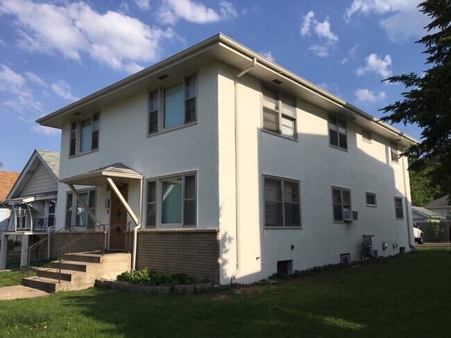 Building Photo - 1644 7th St E