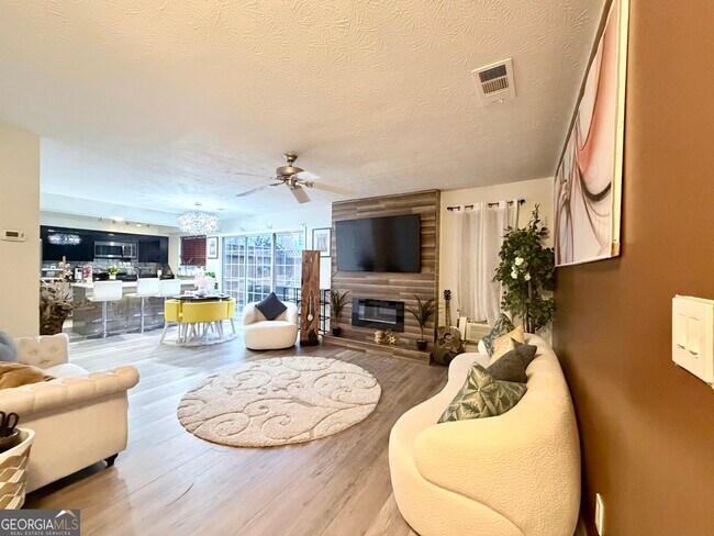 Foto del edificio - 6004 Green Yard Way