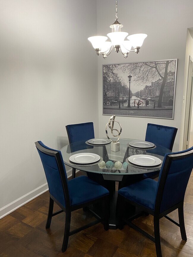 Foto del edificio - 11328 Cherry Hill Rd