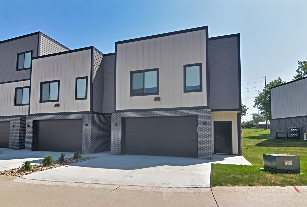 Primary Photo - 14 Crosby Park Dr