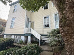 Building Photo - 402 E Park Ave