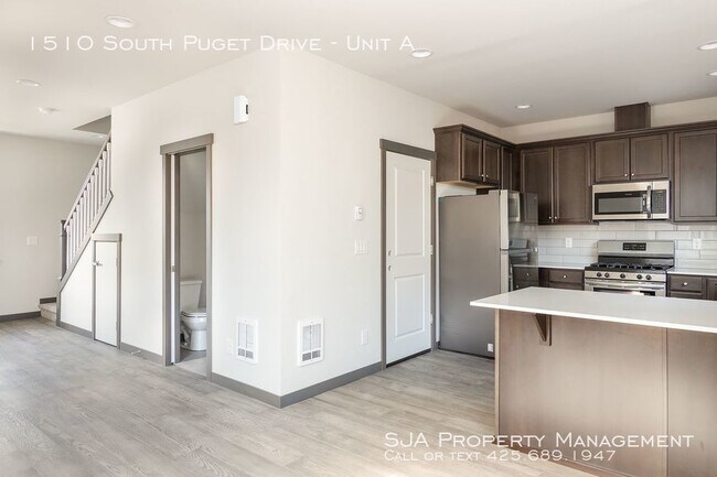 Building Photo - Brand New Luxury Townhomes