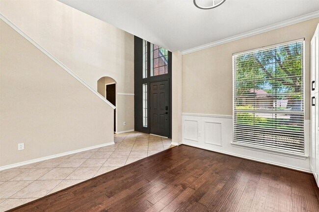 Foto del edificio - 5526 Walnut Glen Ln