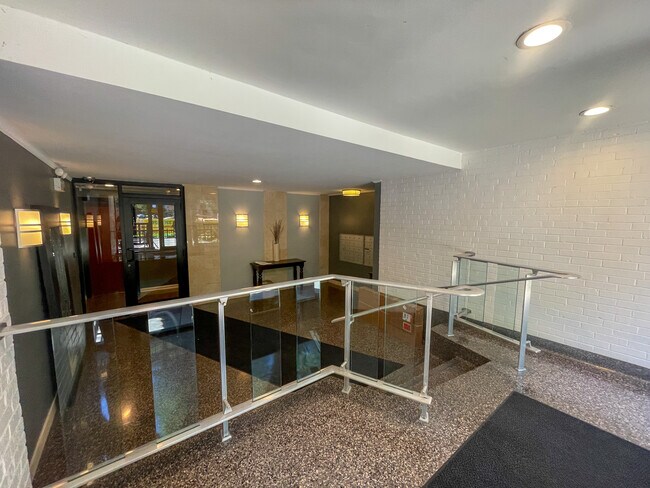 Foto del edificio - 512 W Barry Ave