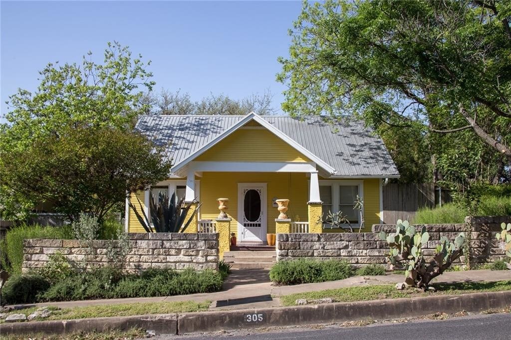 Primary Photo - 305 E Live Oak St