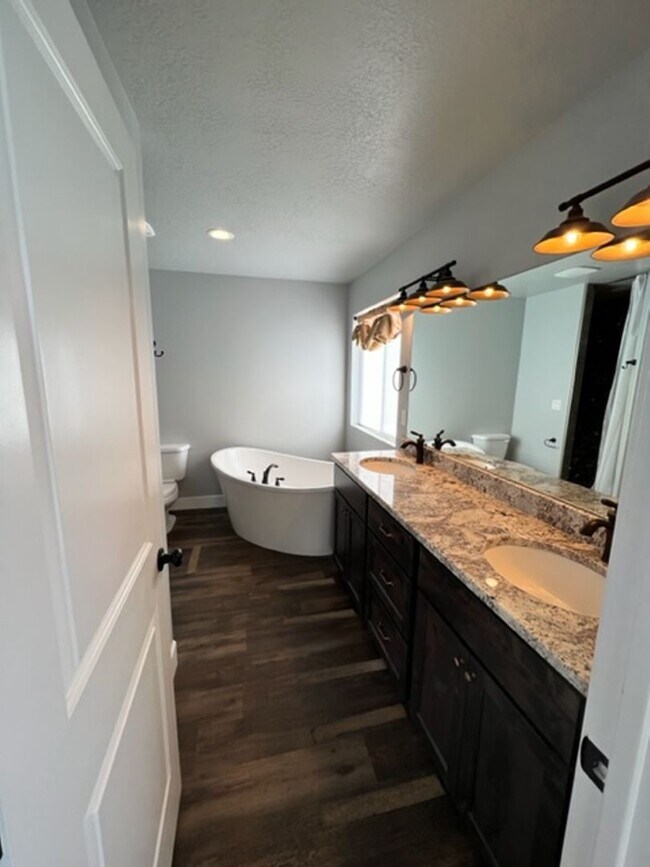 Foto del edificio - STUNNING 7-BEDROOM HOME IN PLEASANT GROVE