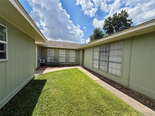 Building Photo - 13330 Cologne Dr