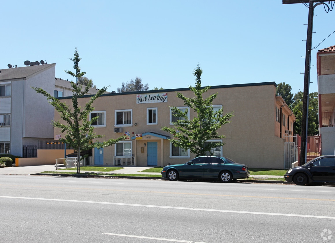 Building Photo - 13750 Vanowen St