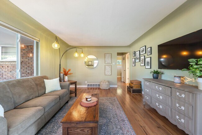 Building Photo - $0 DEPOSIT OPTION!!! MODERNIZED 2BED/1BATH...