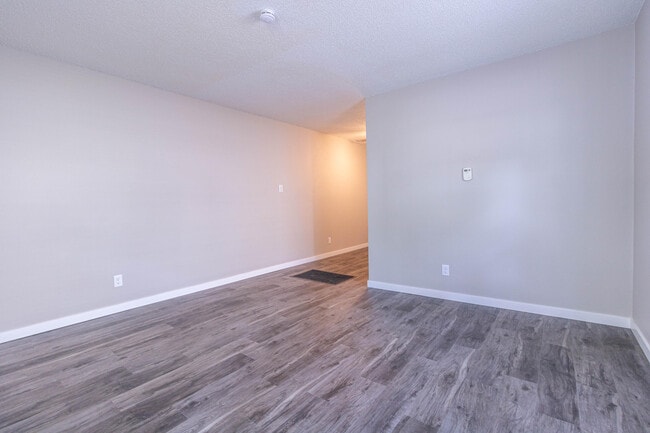 Building Photo - 2807 Flora Dr
