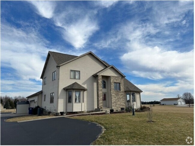 Building Photo - 5833 N Clear Creek Rd