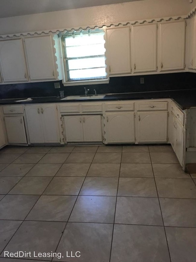 Building Photo - 4 br, 1.5 bath House - 3304 SW 18th Street