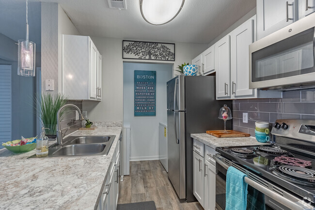 2BR, 2BA - 1,094SF - Kitchen - Reserve @ Harpers Point