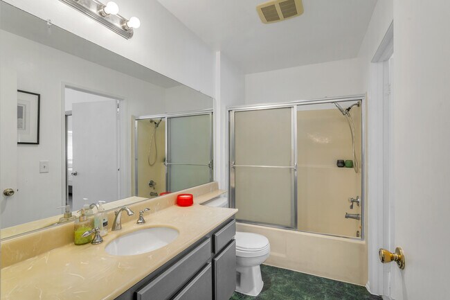 Foto del edificio - 14827 Sherman Way