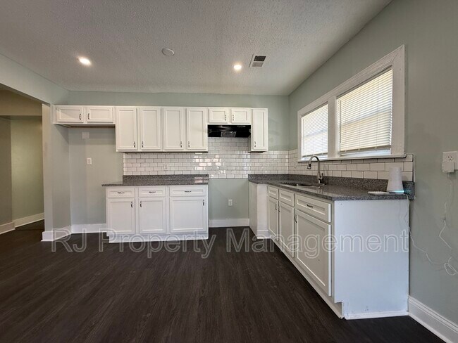 Foto del edificio - 61 S Parkway E