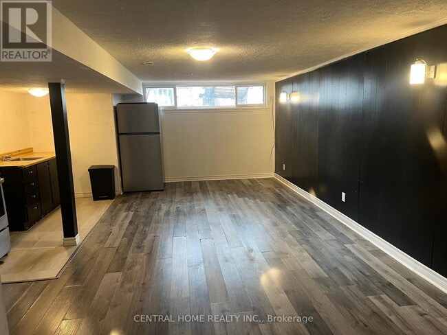 Building Photo - 192 Silverbirch Dr