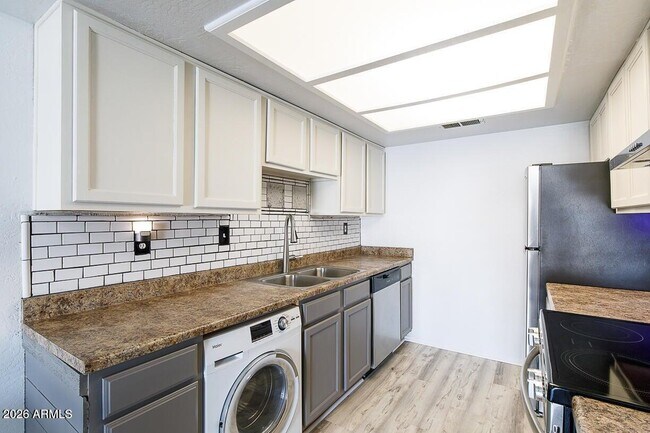 Foto del edificio - 16602 N 25th St