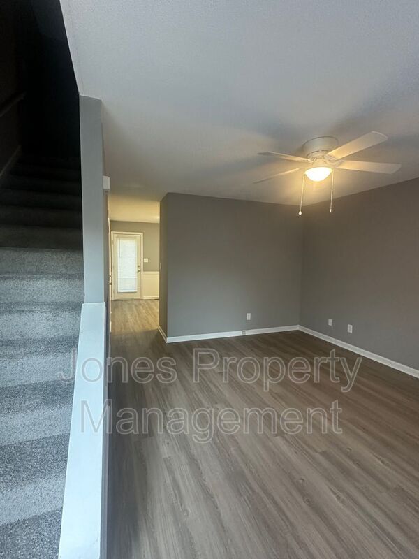 Building Photo - 2715 Mountcrest Cir NW