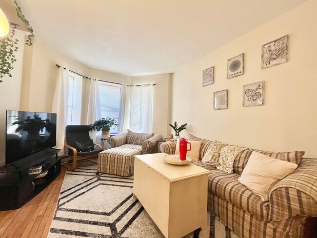 Building Photo - 96 Linden St