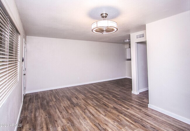 Building Photo - 402 S Beck Ave