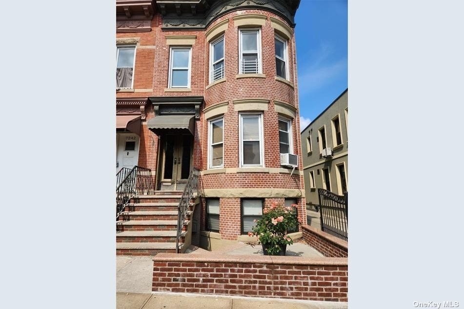 Primary Photo - 72-40 66th St