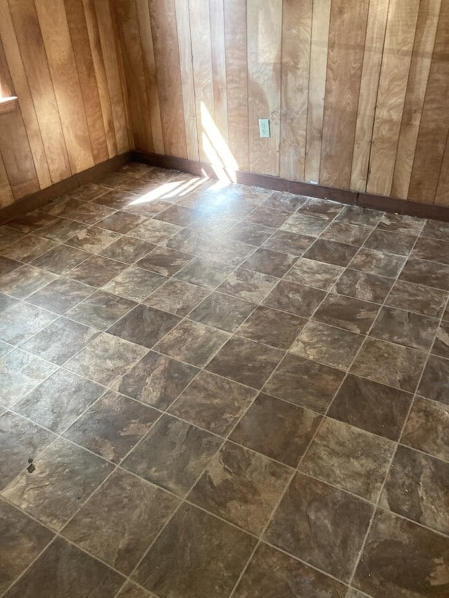 Building Photo - 2 Bedroom 1 Bathroom