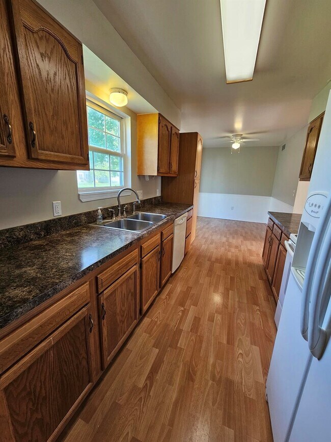 Foto del edificio - 3 Bedroom Ranch, 2 Full Bathrooms, 2 Car Garage. Large Master Bedroom, Living Room, Family Room, ...