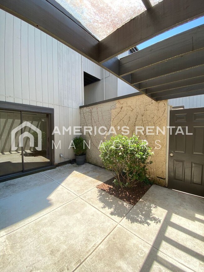 Foto del edificio - Condo for rent in the Altamont Patio Condo...