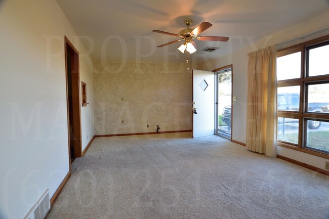 Foto del edificio - 3 bedroom 1 bath rental near Community Ele...