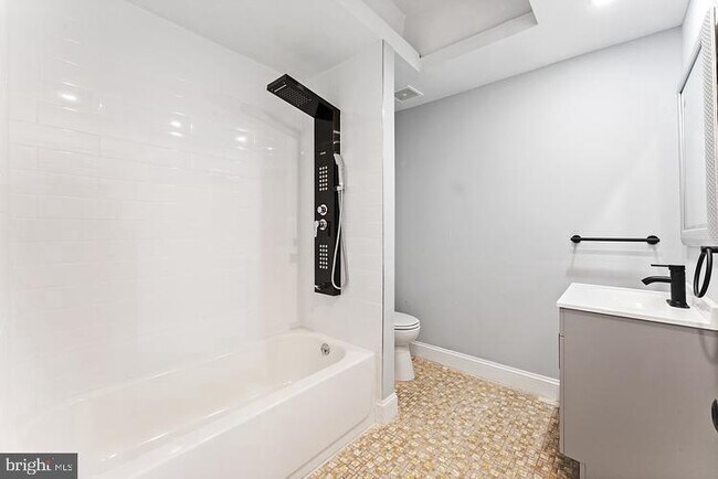 Foto del edificio - 649 N 63rd St