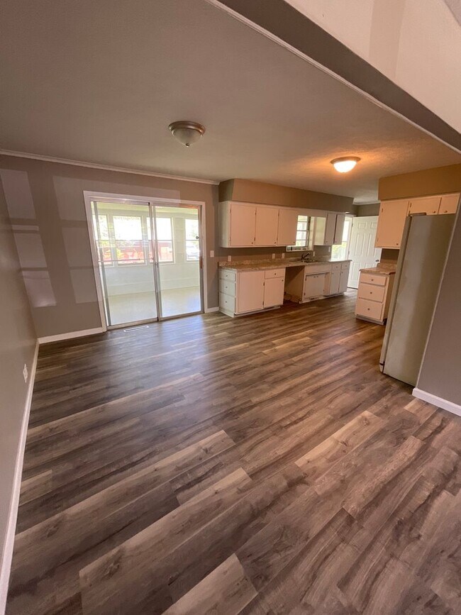 Building Photo - 3 bedroom 2 bathroom house for rent