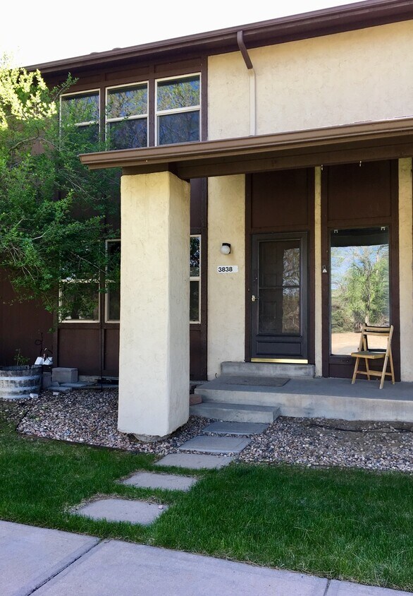 Primary Photo - Gorgeous Townhome in The Timbers