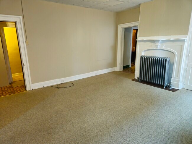 Dormitorio grande con alfombra nueva - 140 Church St