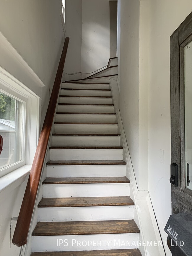 Building Photo - Mansion Like Home - 6 Bed | 1.5 Bath  - $4000
