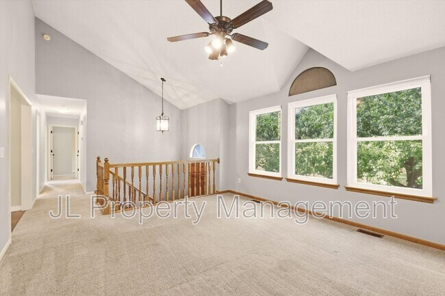 Building Photo - 125 SE Topaz Dr