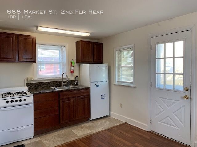 Building Photo - 2nd Flr 1BR Rear Apt W/ Garage/Storage