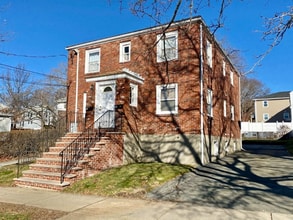 Building Photo - 605 Main St
